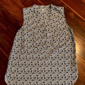 Halogen short sleeve V-neck top, size Small, gray & white